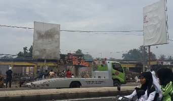  Pasar Kertasemaya Terbakar, Pemilik Kios Gelar Lapak di Pinggir Jalur Pantura