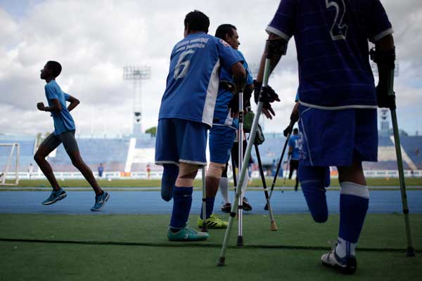  PENYANDANG CACAT BERLATIH SEPAKBOLA