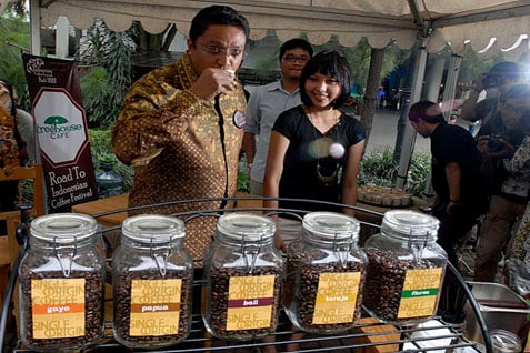  FESTIVAL KAMPUNG KOPI DAN COKLAT 2014: Bidik Produksi Naik 100%, Ini Strategi Bupati Sumba Barat