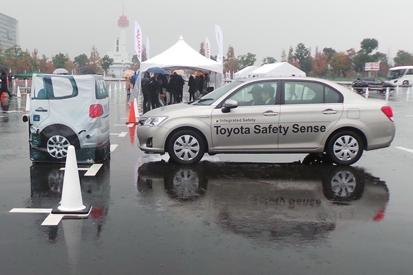  Toyota Punya Fitur Keamanan Baru untuk Kendaraan Kompak 2015