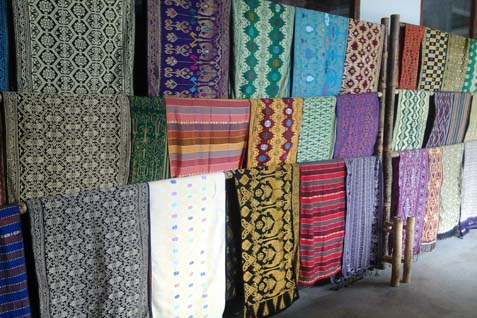  Perajin Tenun Cepuk Rangrang Keluhkan Barang Tiruan
