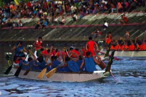  TNI AL Bali Gelar Lomba Dayung Perahu Karet