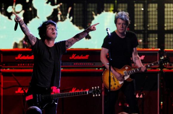  Gitaris Greenday Menderita Kanker Tonsil