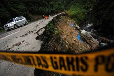  Bahaya! Jalan TRANS KALIMANTAN Longsor Sepanjang 10 Meter