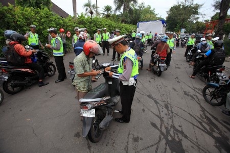  Lebih 25.000 Pengguna Motor Tertangkap Tak Pakai Helm pada Ops Zebra Lodaya 2014