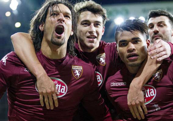 Carvalho Amauri (kiri) merayakan gol yang dicetaknya untuk Torino ke gawang Kopenhagen. Torino menang 5-1 dan lolos ke fase knock out Liga Europa./Reuters