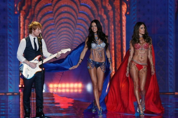 Adriana Lima dan Alessandra Ambrosio mengenakan Fantasy Bra di Victoria's Secret fashion show 2014/Reuters