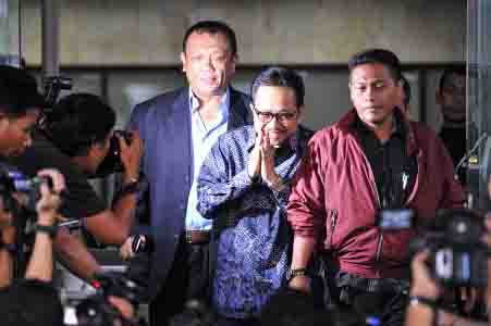 Mantan Sekjen ESDM Waryono Karno (Tengah)/Antara
