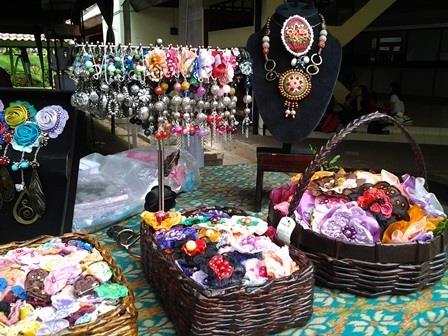  Meraup Untung Dari Bisnis Aksesori Sulam Benang