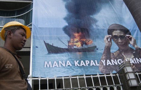 Spanduk bergambar Menteri Kelautan dan Perikanan Susi Pudjiastuti dengan latar kapal yang ditenggelamkan di Gedung Kementerian Kelauatan dan Perikanan./Antara