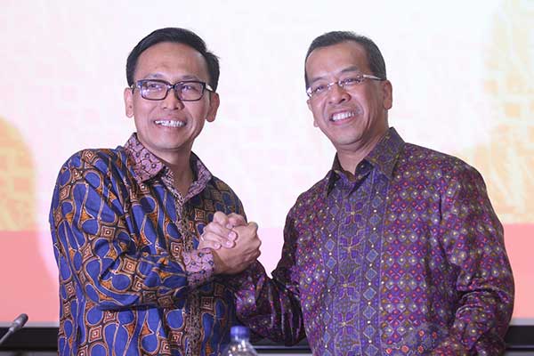  Direktur Utama PT Garuda Indonesia Arif Wibowo (kiri) berjabat tangan dengan Mantan Direktur Utama Emirsyah Satar