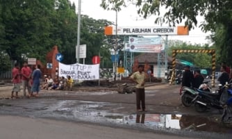  Pengorek Batu Bara Masih Mengepung Pelabuhan Cirebon