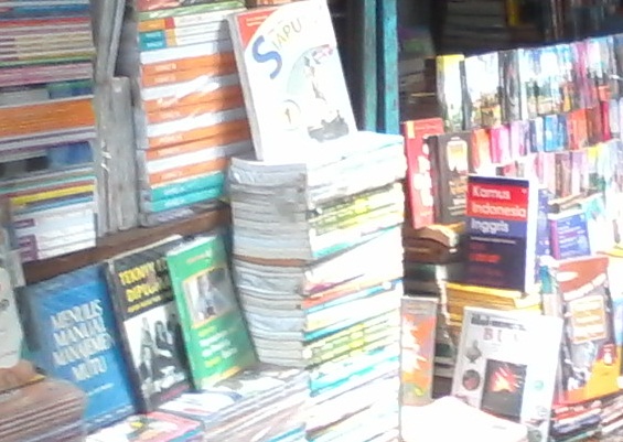  Menilik Buku dan Majalah Impor di Pasar Senen