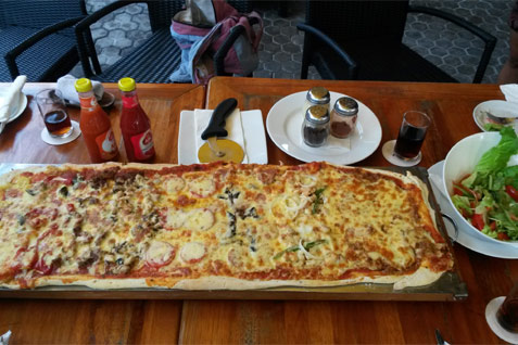  Wow, Hotel Ini Tawarkan Pizza Terpanjang