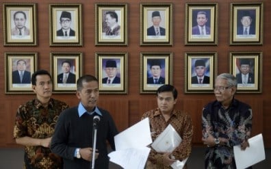 Panitia seleksi hakim konstitusi yaitu Harjono (kanan), Saldi Isra (kedua kiri), Refli Harun (kiri) dan Widodo Ekatjahjana (kedua kanan) memberikan keterangan pers di Jakarta, Rabu (10/12)./Antara