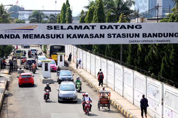  FOTO: Warga Protes Portal Berbayar di Kawasan Stasiun Bandung