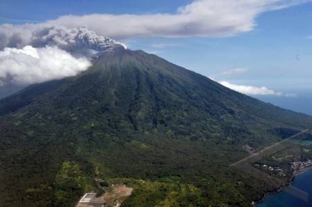  Gunung Gamalama di Ternate Meletus