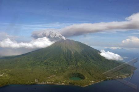  Gunung Gamalama Meletus: Dua Pendaki Dilaporkan Tersesat