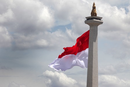 Bendera Merah Putih terpasang di tugu Monas menjelang Hari Bela Negara./Antara-Muhammad Adimaja