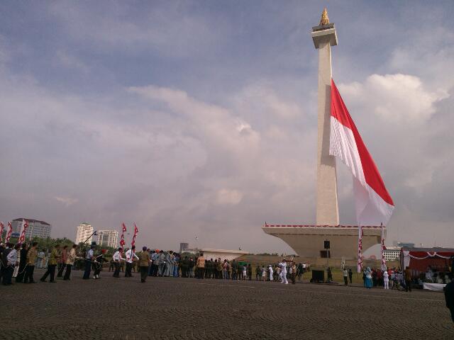  HARI BELA NEGARA 2014: Ahok Kibarkan Bendera Raksasa di Monas