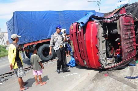  Truk Terguling, Exit Tol Jatiasih Macet