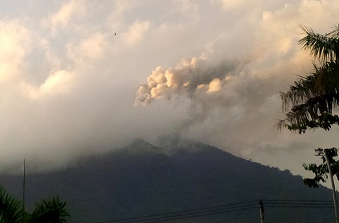  GUNUNG GAMALAMA MELETUS: Bandara Sultan Babullah Ternate Masih Lumpuh