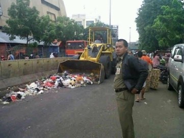  Sehari  Pedagang Pasar Minggu Hasilkan 101 Ton Sampah