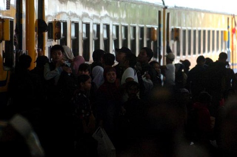  Jelang Libur Natal dan Tahun Baru, Stasiun Senen Padat Pemudik