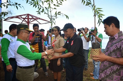  HARI MENANAM: Wagub Sulut Tanam Pohon Cempaka dan Jabon