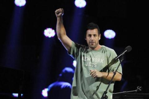  Adam Sandler Dinobatkan Sebagai Aktor dengan Bayaran Berlebih