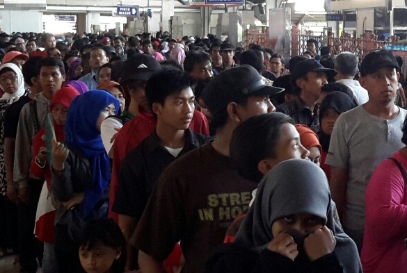  LIBUR NATAL 2014: Stasiun Jakarta Kota Penuh Sesak