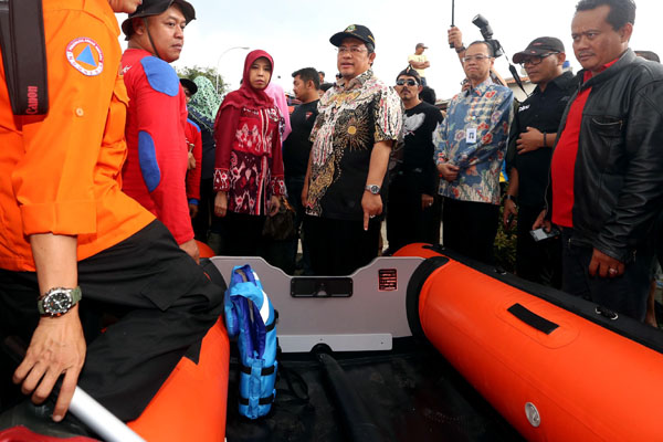  FOTO: Banjir Bandung Selatan, Bank BJB Sumbang 10 Perahu Karet