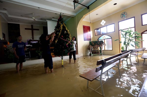  FOTO: Jemaat Dayeuhkolot Misa Natal Di Tengah Banjir