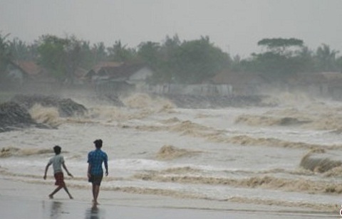  Ombak di Pantai Carita Tinggi, Pengunjung Diminta Waspada