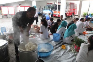  Banjir Bandung Selatan: Dapur Umum Pasok 9.000 Porsi Makanan Setiap Hari