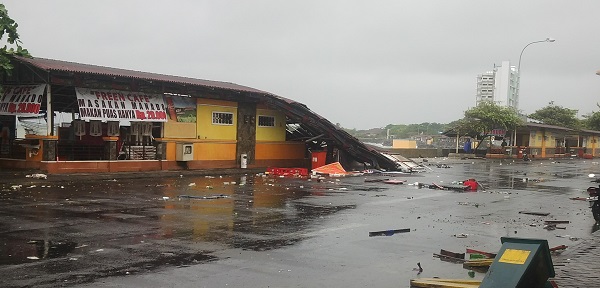  CUACA EKSTREM: Hujan Badai, Restoran di Pantai Manado Ambruk