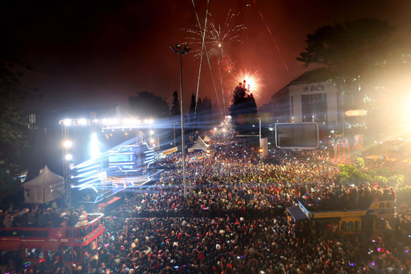  FOTO: Pesta Kembang Api Batal, Tahun Baru di Bandung Tetap Meriah