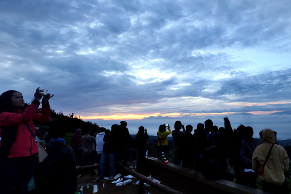  FOTO: Berburu Sunrise Pertama Tahun Baru di Bukit Moko