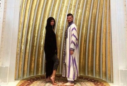 Berfoto di Masjid Abu Dhabi, Selena Gomez Dikritik