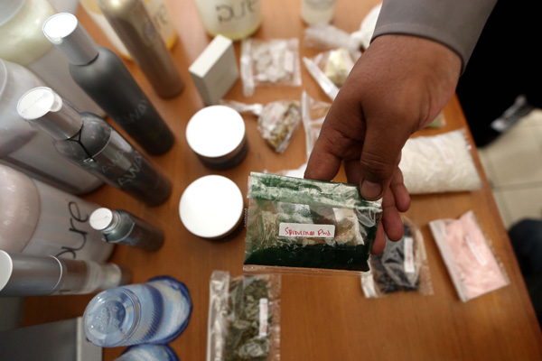  FOTO: Polrestabes Bandung Geledah Rumah  Produksi Kosmetik Ilegal di Cipaku