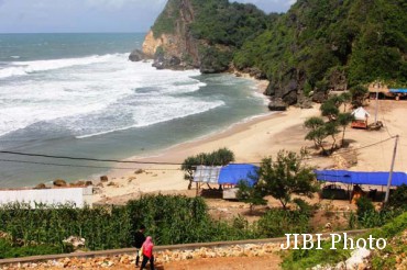  Menikmati Pesona Pantai Nguyahan Gunungkidul