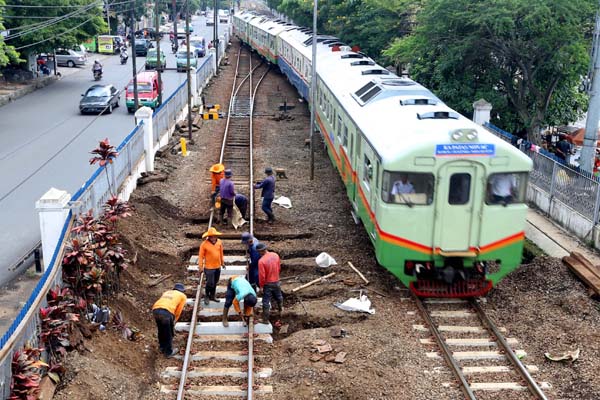  FOTO: Jamin Kondisi Rel, Pasang Bantalan Beton