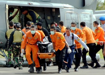  Tim SAR Bongkar Makam 3 Korban AirAsia