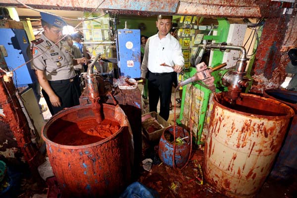  FOTO: Pabrik Rumahan Saus Sambal Berbahan Kimia Digerebek