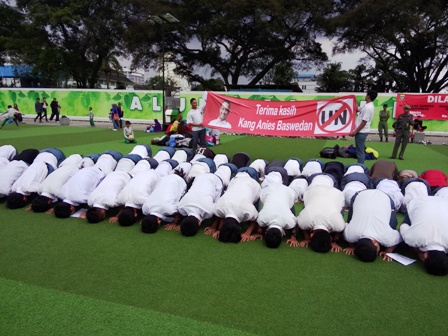  UN 2015 Bukan Penentu Kelulusan, Siswa Bandung Gelar Sujud Syukur