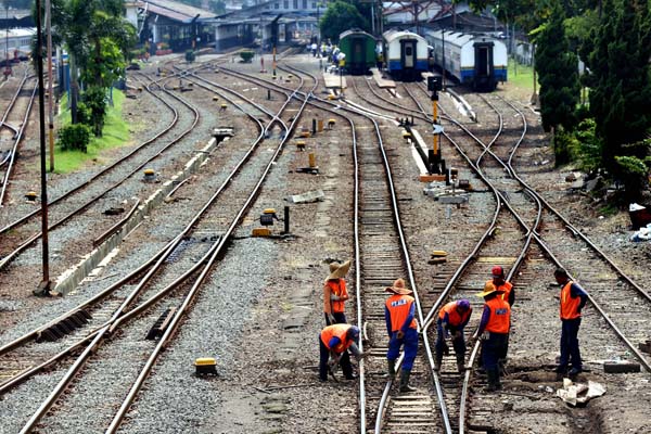  FOTO: Kereta Api Moda Transportasi Paling Aman 2014