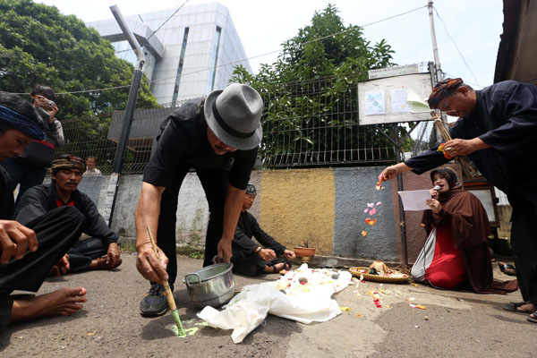  FOTO: Prihatin Kondisi Negeri, Seniman Bandung Gelar Ruwatan Polisi Tidur