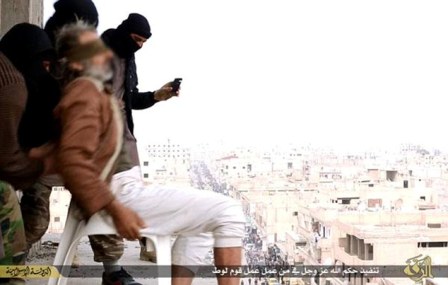  ISIS Bunuh Pria Gay Dengan Keji