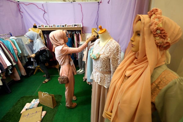  FOTO: Berburu Busana Muslim di Hijab Fashion Week 2015