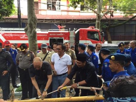  Peringati Hari Pers, Ridwan Kamil &amp; Wartawan Bebersih Taman Malabar